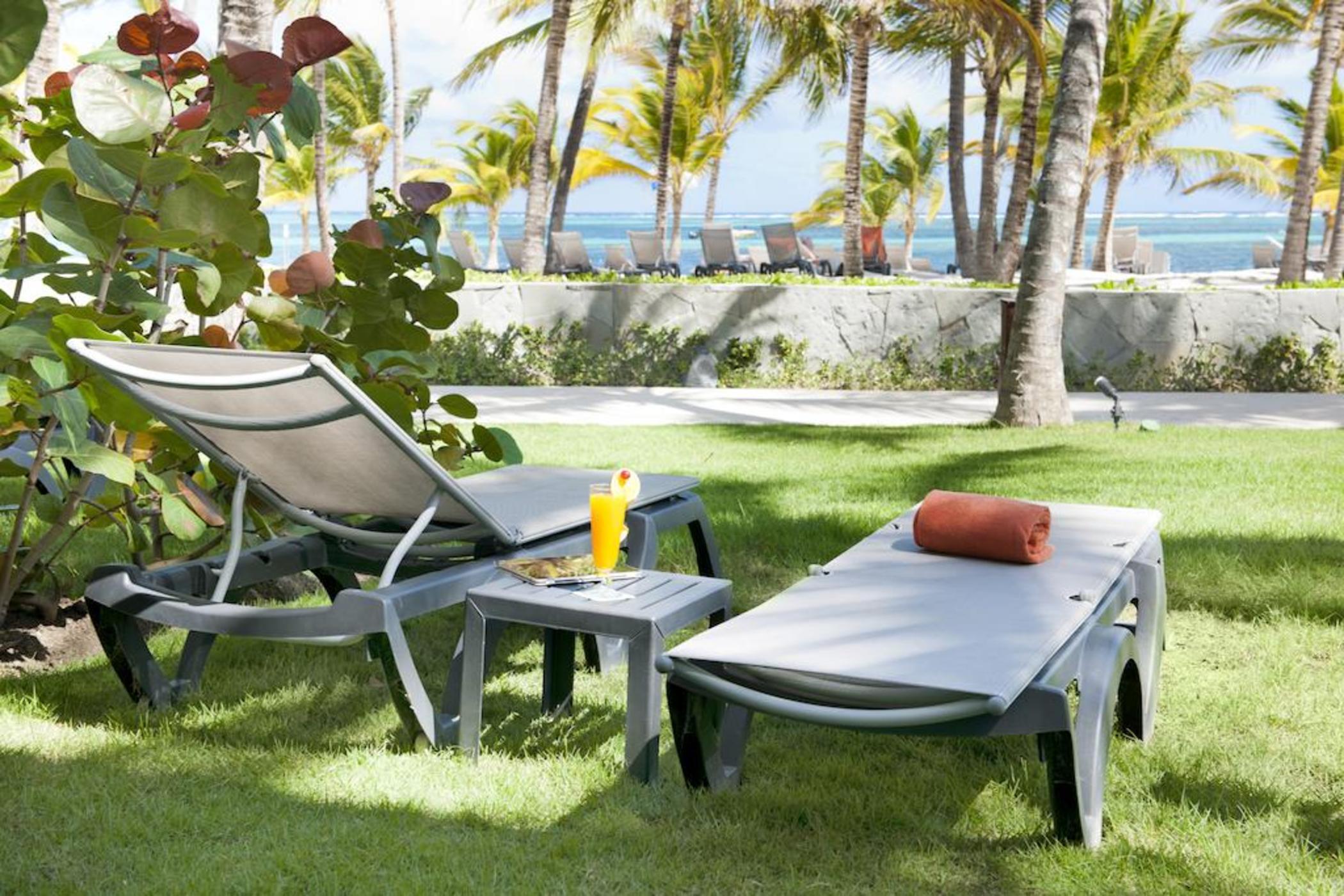 Barcelo Bavaro Beach (Adults Only) Punta Cana Eksteriør bilde A chaise longue