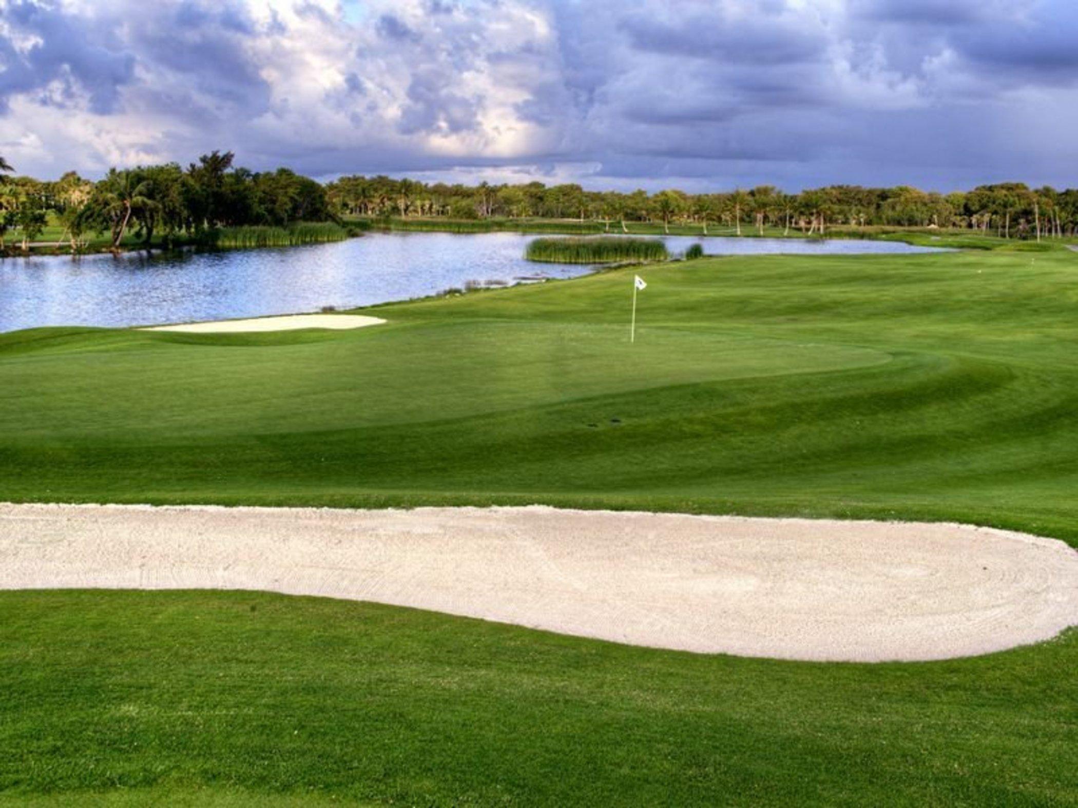 Barcelo Bavaro Beach (Adults Only) Punta Cana Eksteriør bilde Golf course at Trump National Doral