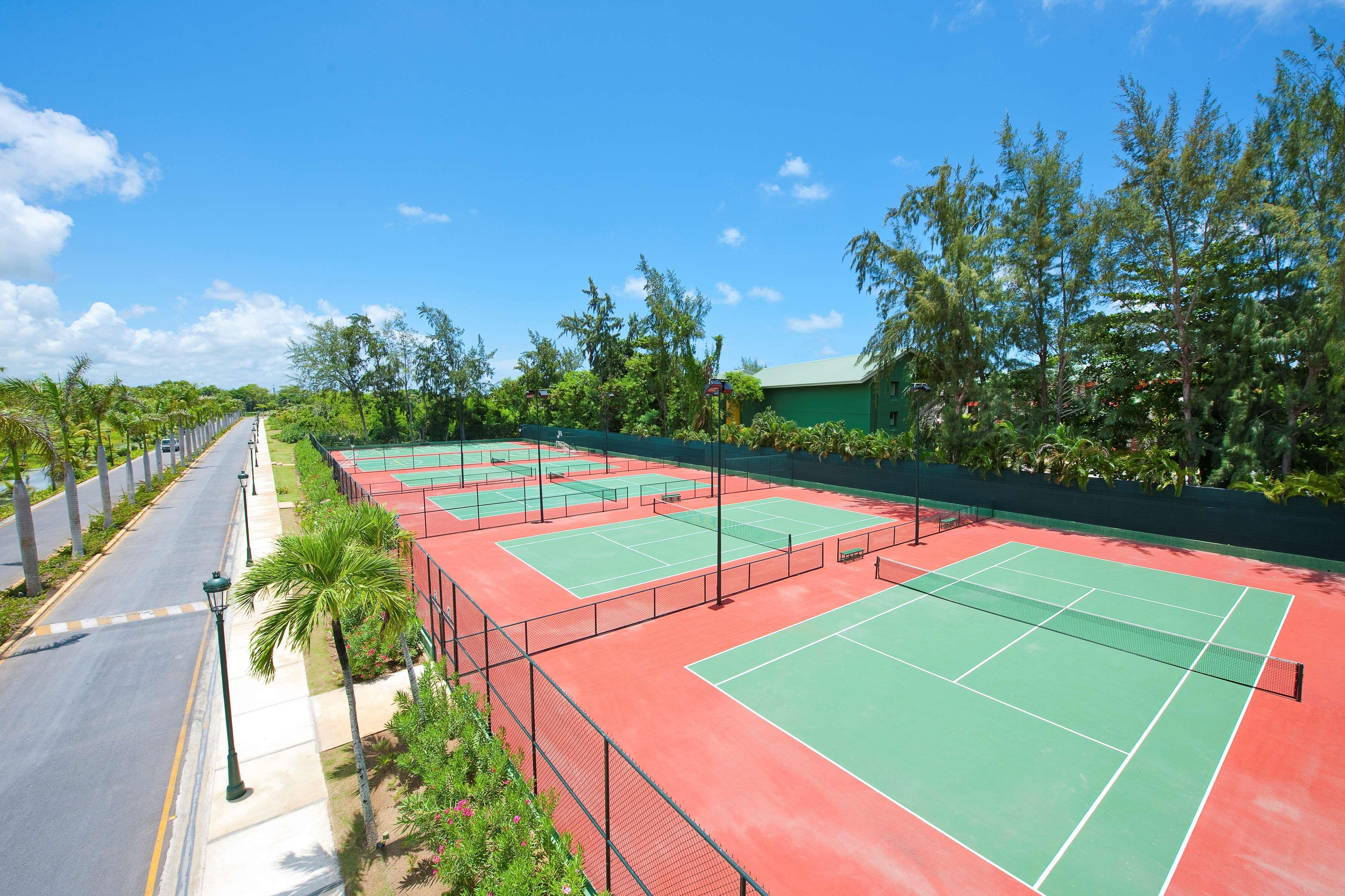 Barcelo Bavaro Beach (Adults Only) Punta Cana Eksteriør bilde Tennis courts at the resort