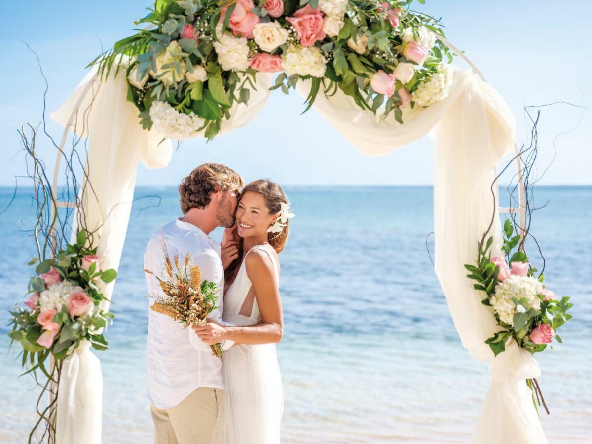 Barcelo Bavaro Beach (Adults Only) Punta Cana Eksteriør bilde A wedding at Sandals South Coast