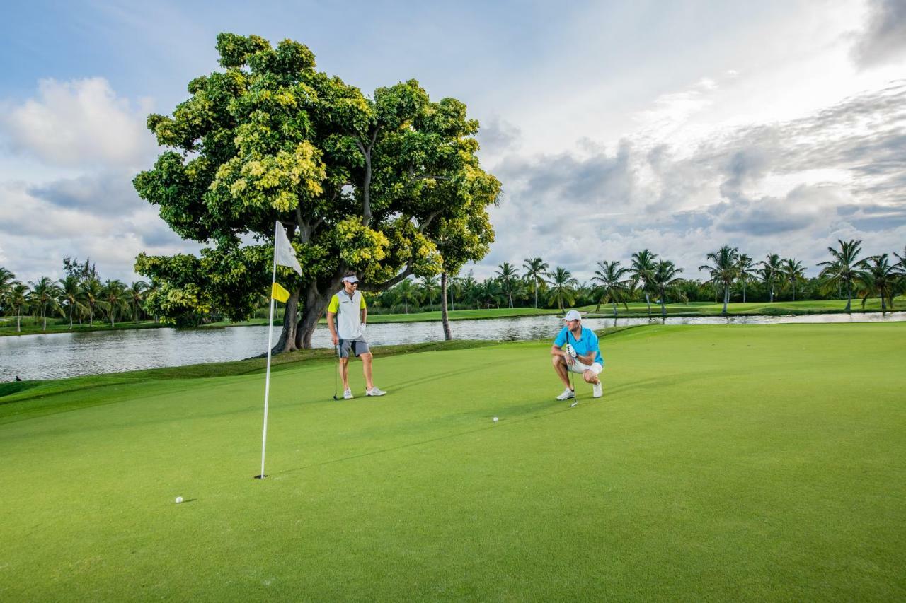 Barcelo Bavaro Beach (Adults Only) Punta Cana Eksteriør bilde Golfers on the green of the 18th hole at the Ocean Club